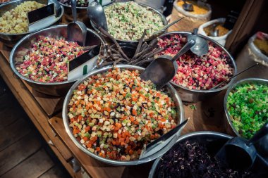 Kudüs, İsrail - 17 Şubat 2026 Mahane Yehuda Pazarı 'nda geleneksel kurutulmuş meyve, sebze ve çiçeklerin keşfi, bu ikonik kent bölgesinde canlı renkler ve dokular sergileniyor.