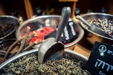 Kudüs, İsrail - 17 Şubat 2026 Mahane Yehuda Pazarı 'nda geleneksel kurutulmuş meyve, sebze ve çiçeklerin keşfi, bu ikonik kent bölgesinde canlı renkler ve dokular sergileniyor.