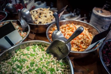 Kudüs, İsrail - 17 Şubat 2026 Mahane Yehuda Pazarı 'nda geleneksel kurutulmuş meyve, sebze ve çiçeklerin keşfi, bu ikonik kent bölgesinde canlı renkler ve dokular sergileniyor.