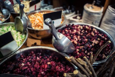 Kudüs, İsrail - 17 Şubat 2026 Mahane Yehuda Pazarı 'nda geleneksel kurutulmuş meyve, sebze ve çiçeklerin keşfi, bu ikonik kent bölgesinde canlı renkler ve dokular sergileniyor.