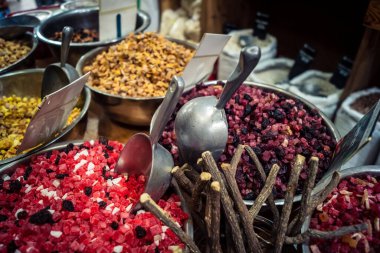 Kudüs, İsrail - 17 Şubat 2026 Mahane Yehuda Pazarı 'nda geleneksel kurutulmuş meyve, sebze ve çiçeklerin keşfi, bu ikonik kent bölgesinde canlı renkler ve dokular sergileniyor.