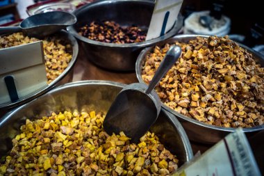 Kudüs, İsrail - 17 Şubat 2026 Mahane Yehuda Pazarı 'nda geleneksel kurutulmuş meyve, sebze ve çiçeklerin keşfi, bu ikonik kent bölgesinde canlı renkler ve dokular sergileniyor.