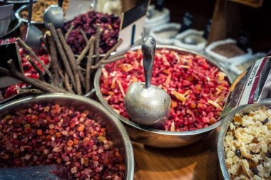 Kudüs, İsrail - 17 Şubat 2026 Mahane Yehuda Pazarı 'nda geleneksel kurutulmuş meyve, sebze ve çiçeklerin keşfi, bu ikonik kent bölgesinde canlı renkler ve dokular sergileniyor.