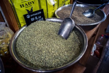 Kudüs, İsrail - 17 Şubat 2026 Mahane Yehuda Pazarı 'nda geleneksel kurutulmuş meyve, sebze ve çiçeklerin keşfi, bu ikonik kent bölgesinde canlı renkler ve dokular sergileniyor.