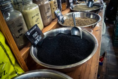 Kudüs, İsrail - 17 Şubat 2026 Mahane Yehuda Pazarı 'nda geleneksel kurutulmuş meyve, sebze ve çiçeklerin keşfi, bu ikonik kent bölgesinde canlı renkler ve dokular sergileniyor.