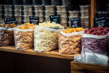 Kudüs, İsrail - 17 Şubat 2026 Mahane Yehuda Pazarı 'nda geleneksel kurutulmuş meyve, sebze ve çiçeklerin keşfi, bu ikonik kent bölgesinde canlı renkler ve dokular sergileniyor.