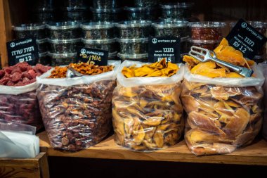 Kudüs, İsrail - 17 Şubat 2026 Mahane Yehuda Pazarı 'nda geleneksel kurutulmuş meyve, sebze ve çiçeklerin keşfi, bu ikonik kent bölgesinde canlı renkler ve dokular sergileniyor.