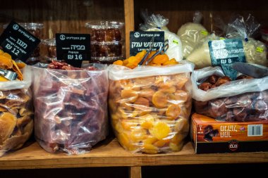 Kudüs, İsrail - 17 Şubat 2026 Mahane Yehuda Pazarı 'nda geleneksel kurutulmuş meyve, sebze ve çiçeklerin keşfi, bu ikonik kent bölgesinde canlı renkler ve dokular sergileniyor.