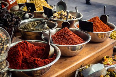 Kudüs, İsrail - 17 Şubat 2026 Mahane Yehuda Pazarı 'nda geleneksel baharatların keşfi, canlı renkler, egzotik dokular ve bu ikonik kentsel konumda aşçılık mirası sergileniyor.