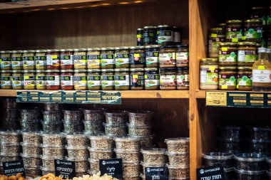 Kudüs, İsrail - 17 Şubat 2026 Mahane Yehuda 'da kaliteli bakkalların zarafeti, bu ikonik ve otantik kent konumu içinde organize raflar, gurme ürünler ve zanaatkar görüntüler sergileniyor..