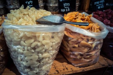 Kudüs, İsrail - 17 Şubat 2026 Mahane Yehuda Pazarı 'nda geleneksel kurutulmuş meyve, sebze ve çiçeklerin keşfi, bu ikonik kent bölgesinde canlı renkler ve dokular sergileniyor.