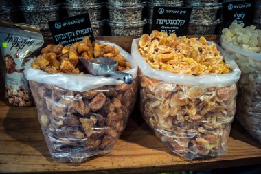 Kudüs, İsrail - 17 Şubat 2026 Mahane Yehuda Pazarı 'nda geleneksel kurutulmuş meyve, sebze ve çiçeklerin keşfi, bu ikonik kent bölgesinde canlı renkler ve dokular sergileniyor.