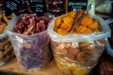 Kudüs, İsrail - 17 Şubat 2026 Mahane Yehuda Pazarı 'nda geleneksel kurutulmuş meyve, sebze ve çiçeklerin keşfi, bu ikonik kent bölgesinde canlı renkler ve dokular sergileniyor.