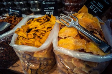 Kudüs, İsrail - 17 Şubat 2026 Mahane Yehuda Pazarı 'nda geleneksel kurutulmuş meyve, sebze ve çiçeklerin keşfi, bu ikonik kent bölgesinde canlı renkler ve dokular sergileniyor.