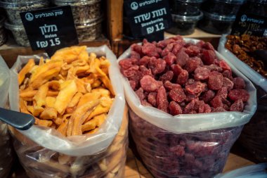 Kudüs, İsrail - 17 Şubat 2026 Mahane Yehuda Pazarı 'nda geleneksel kurutulmuş meyve, sebze ve çiçeklerin keşfi, bu ikonik kent bölgesinde canlı renkler ve dokular sergileniyor.