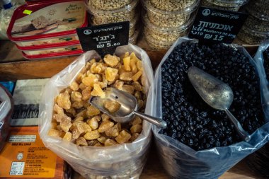 Kudüs, İsrail - 17 Şubat 2026 Mahane Yehuda Pazarı 'nda geleneksel kurutulmuş meyve, sebze ve çiçeklerin keşfi, bu ikonik kent bölgesinde canlı renkler ve dokular sergileniyor.