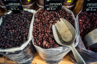 Kudüs, İsrail - 17 Şubat 2026 Mahane Yehuda Pazarı 'nda geleneksel kurutulmuş meyve, sebze ve çiçeklerin keşfi, bu ikonik kent bölgesinde canlı renkler ve dokular sergileniyor.