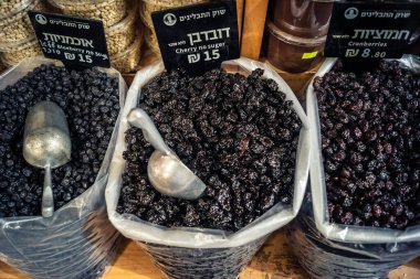 Kudüs, İsrail - 17 Şubat 2026 Mahane Yehuda Pazarı 'nda geleneksel kurutulmuş meyve, sebze ve çiçeklerin keşfi, bu ikonik kent bölgesinde canlı renkler ve dokular sergileniyor.