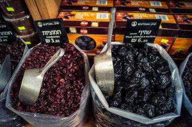 Kudüs, İsrail - 17 Şubat 2026 Mahane Yehuda Pazarı 'nda geleneksel kurutulmuş meyve, sebze ve çiçeklerin keşfi, bu ikonik kent bölgesinde canlı renkler ve dokular sergileniyor.