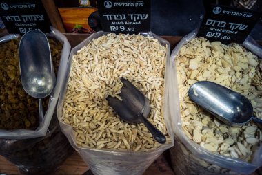 Kudüs, İsrail - 17 Şubat 2026 Mahane Yehuda Pazarı 'nda geleneksel kurutulmuş meyve, sebze ve çiçeklerin keşfi, bu ikonik kent bölgesinde canlı renkler ve dokular sergileniyor.