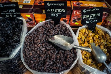 Kudüs, İsrail - 17 Şubat 2026 Mahane Yehuda Pazarı 'nda geleneksel kurutulmuş meyve, sebze ve çiçeklerin keşfi, bu ikonik kent bölgesinde canlı renkler ve dokular sergileniyor.