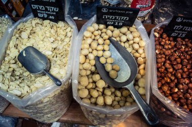 Kudüs, İsrail - 17 Şubat 2026 Mahane Yehuda Pazarı 'nda geleneksel kurutulmuş meyve, sebze ve çiçeklerin keşfi, bu ikonik kent bölgesinde canlı renkler ve dokular sergileniyor.