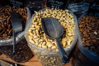 Kudüs, İsrail - 17 Şubat 2026 Mahane Yehuda Pazarı 'nda geleneksel kurutulmuş meyve, sebze ve çiçeklerin keşfi, bu ikonik kent bölgesinde canlı renkler ve dokular sergileniyor.