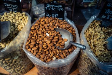 Kudüs, İsrail - 17 Şubat 2026 Mahane Yehuda Pazarı 'nda geleneksel kurutulmuş meyve, sebze ve çiçeklerin keşfi, bu ikonik kent bölgesinde canlı renkler ve dokular sergileniyor.