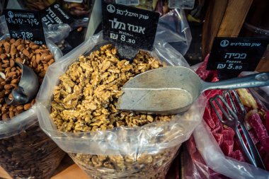 Kudüs, İsrail - 17 Şubat 2026 Mahane Yehuda Pazarı 'nda geleneksel kurutulmuş meyve, sebze ve çiçeklerin keşfi, bu ikonik kent bölgesinde canlı renkler ve dokular sergileniyor.