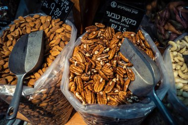 Kudüs, İsrail - 17 Şubat 2026 Mahane Yehuda Pazarı 'nda geleneksel kurutulmuş meyve, sebze ve çiçeklerin keşfi, bu ikonik kent bölgesinde canlı renkler ve dokular sergileniyor.