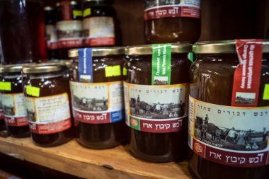 Kudüs, İsrail - 17 Şubat 2026 Mahane Yehuda 'da kaliteli bakkalların zarafeti, bu ikonik ve otantik kent konumu içinde organize raflar, gurme ürünler ve zanaatkar görüntüler sergileniyor..