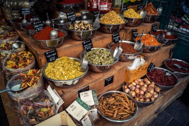 Kudüs, İsrail - 17 Şubat 2026 Mahane Yehuda Pazarı 'nda geleneksel kurutulmuş meyve, sebze ve çiçeklerin keşfi, bu ikonik kent bölgesinde canlı renkler ve dokular sergileniyor.