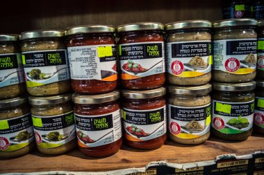 Kudüs, İsrail - 17 Şubat 2026 Mahane Yehuda 'da kaliteli bakkalların zarafeti, bu ikonik ve otantik kent konumu içinde organize raflar, gurme ürünler ve zanaatkar görüntüler sergileniyor..