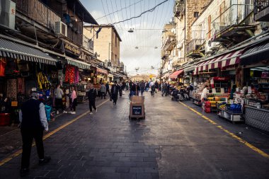 Kudüs, İsrail - 17 Şubat 2026 Mahane Yehuda 'nın tarihi sokaklarında yürüyüş, bu ikonik ve otantik yerin hareketli ruhlarını, işlek caddelerini ve kentsel mimarisini gözler önüne seriyor..