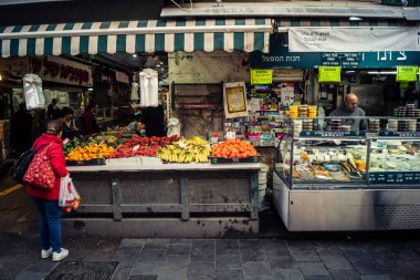 Kudüs, İsrail - 17 Şubat 2026 Mahane Yehuda 'daki ticaret sanatı, bu ikonik ve canlı mekan içinde tüccarların faaliyet, geleneksel hizmet ve otantik insan etkileşimini gözler önüne seriyor..