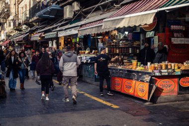 Kudüs, İsrail - 17 Şubat 2026 Mahane Yehuda 'da Yaşam ve Hareket, bu ikonik ve otantik yerde yerel kalabalığı, çeşitli karakterleri ve canlı şehir enerjisini gözler önüne seriyor..