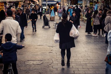 Kudüs, İsrail - 17 Şubat 2026 Mahane Yehuda 'da Yaşam ve Hareket, bu ikonik ve otantik yerde yerel kalabalığı, çeşitli karakterleri ve canlı şehir enerjisini gözler önüne seriyor..