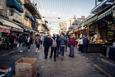 Kudüs, İsrail - 17 Şubat 2026 Mahane Yehuda 'da Yaşam ve Hareket, bu ikonik ve otantik yerde yerel kalabalığı, çeşitli karakterleri ve canlı şehir enerjisini gözler önüne seriyor..
