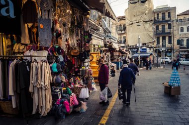 Kudüs, İsrail - 17 Şubat 2026 Mahane Yehuda 'da Yaşam ve Hareket, bu ikonik ve otantik yerde yerel kalabalığı, çeşitli karakterleri ve canlı şehir enerjisini gözler önüne seriyor..