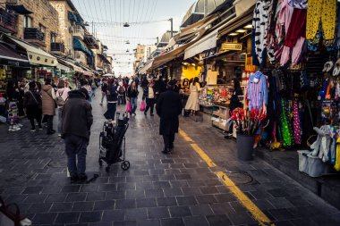 Kudüs, İsrail - 17 Şubat 2026 Mahane Yehuda 'da Yaşam ve Hareket, bu ikonik ve otantik yerde yerel kalabalığı, çeşitli karakterleri ve canlı şehir enerjisini gözler önüne seriyor..
