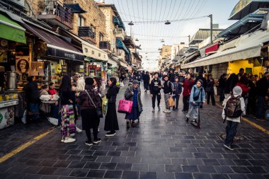 Kudüs, İsrail - 17 Şubat 2026 Mahane Yehuda 'da Yaşam ve Hareket, bu ikonik ve otantik yerde yerel kalabalığı, çeşitli karakterleri ve canlı şehir enerjisini gözler önüne seriyor..