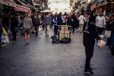 Kudüs, İsrail - 17 Şubat 2026 Mahane Yehuda 'da Yaşam ve Hareket, bu ikonik ve otantik yerde yerel kalabalığı, çeşitli karakterleri ve canlı şehir enerjisini gözler önüne seriyor..