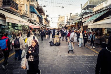 Kudüs, İsrail - 17 Şubat 2026 Mahane Yehuda 'da Yaşam ve Hareket, bu ikonik ve otantik yerde yerel kalabalığı, çeşitli karakterleri ve canlı şehir enerjisini gözler önüne seriyor..