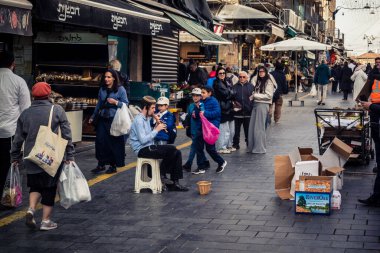 Kudüs, İsrail - 17 Şubat 2026 Mahane Yehuda 'da Yaşam ve Hareket, bu ikonik ve otantik yerde yerel kalabalığı, çeşitli karakterleri ve canlı şehir enerjisini gözler önüne seriyor..