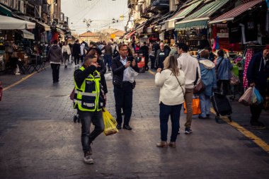 Kudüs, İsrail - 17 Şubat 2026 Mahane Yehuda 'da Yaşam ve Hareket, bu ikonik ve otantik yerde yerel kalabalığı, çeşitli karakterleri ve canlı şehir enerjisini gözler önüne seriyor..