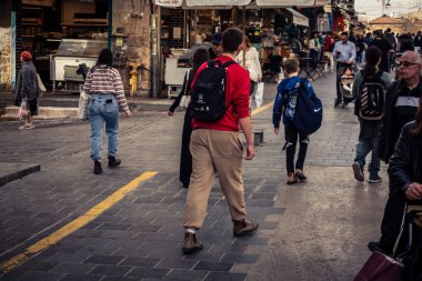 Kudüs, İsrail - 17 Şubat 2026 Mahane Yehuda 'da Yaşam ve Hareket, bu ikonik ve otantik yerde yerel kalabalığı, çeşitli karakterleri ve canlı şehir enerjisini gözler önüne seriyor..