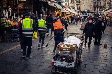 Kudüs, İsrail - 17 Şubat 2026 Mahane Yehuda 'da Yaşam ve Hareket, bu ikonik ve otantik yerde yerel kalabalığı, çeşitli karakterleri ve canlı şehir enerjisini gözler önüne seriyor..