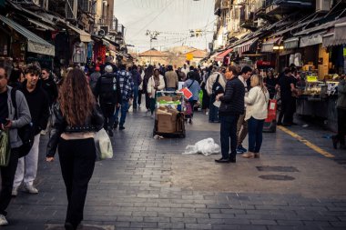 Kudüs, İsrail - 17 Şubat 2026 Mahane Yehuda 'da Yaşam ve Hareket, bu ikonik ve otantik yerde yerel kalabalığı, çeşitli karakterleri ve canlı şehir enerjisini gözler önüne seriyor..