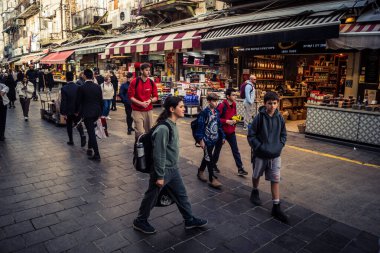 Kudüs, İsrail - 17 Şubat 2026 Mahane Yehuda 'da Yaşam ve Hareket, bu ikonik ve otantik yerde yerel kalabalığı, çeşitli karakterleri ve canlı şehir enerjisini gözler önüne seriyor..