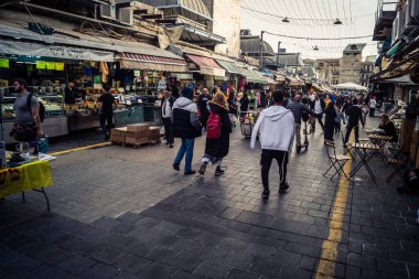 Kudüs, İsrail - 17 Şubat 2026 Mahane Yehuda 'da Yaşam ve Hareket, bu ikonik ve otantik yerde yerel kalabalığı, çeşitli karakterleri ve canlı şehir enerjisini gözler önüne seriyor..